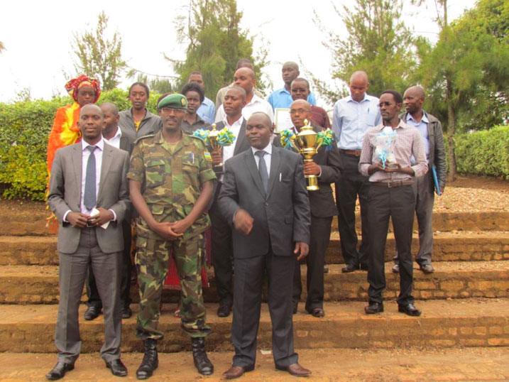 Abayobozi bitabiriye umuhango wo gushimira abayobozi b'imirenge bahize abandi mu mihigo bafashe ifoto y'urwibutso.