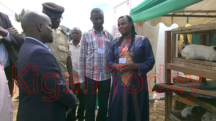 Minisitiri Nsengimana n'abandi bayobozi basura ibikorwa by'iterambere byamurikwaga.