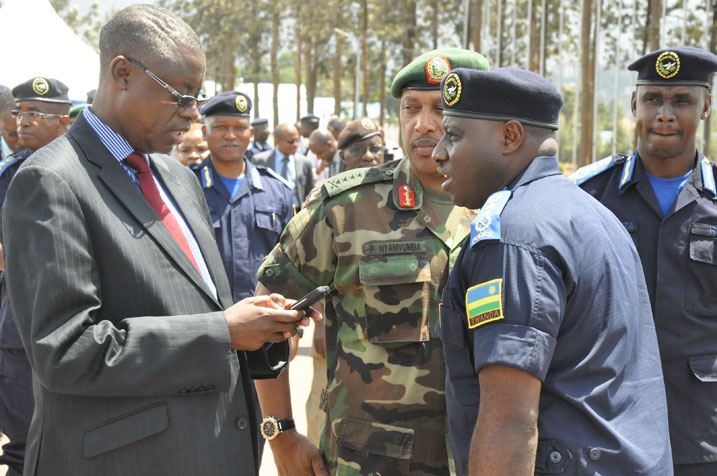 Umuhango wo kumurika igitabo “Policing Rapidly transforming post-genocide society, making the people living in Rwanda feel safe, involved and reassured” wanitabiriwe n'abayobozi mu ngabo z'igihugu.