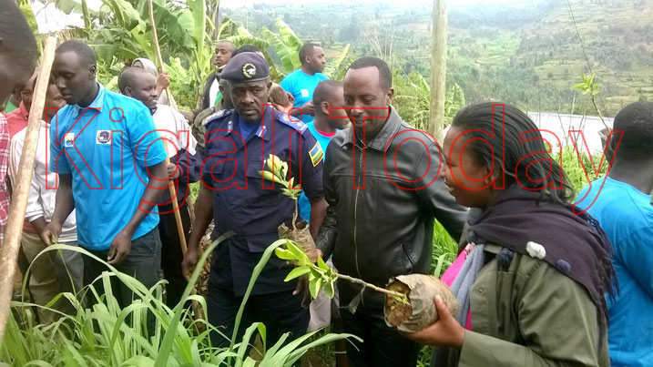 Abayobozi mu nzego zitandukanye bifatanya n'urubyiruko rwa AERG na GEARG mu bikorwa by'umuganda.