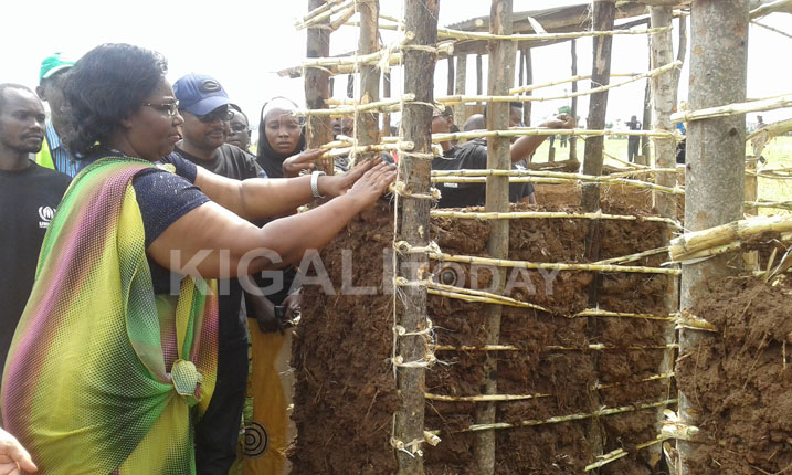 Minisitiri wa MIDIMAR, Seraphine Mukantabana, atangiza igikorwa cyo kubaka Inkambi ya Mahama mu buryo buvuguruye.