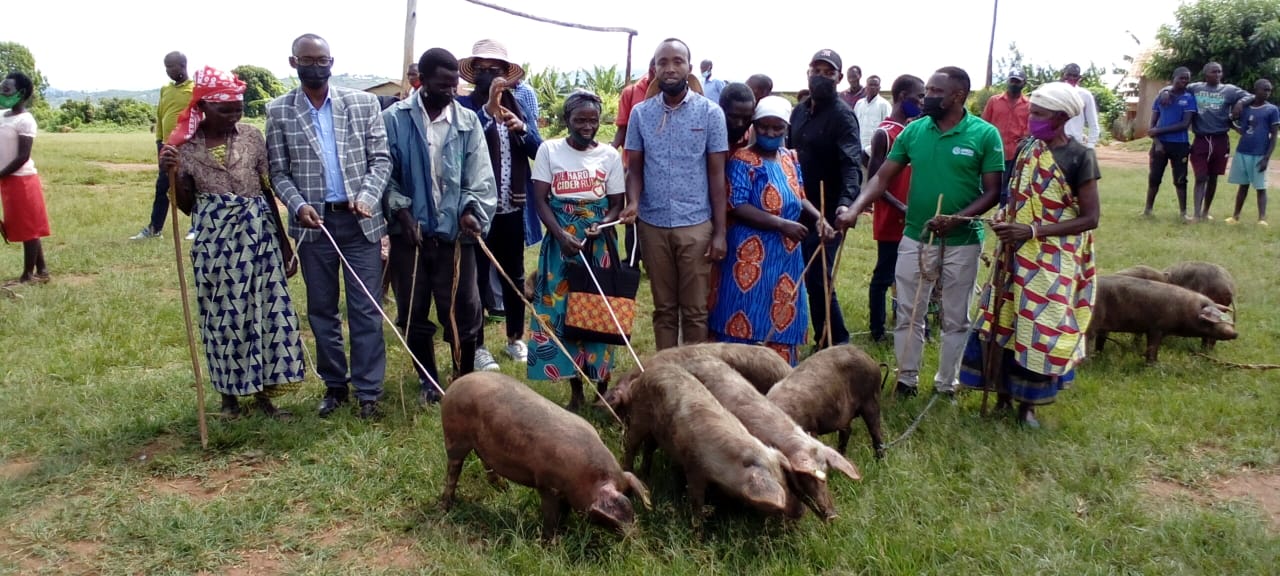 Abayobozi bashyikiriza amwe mu matungo abaturage