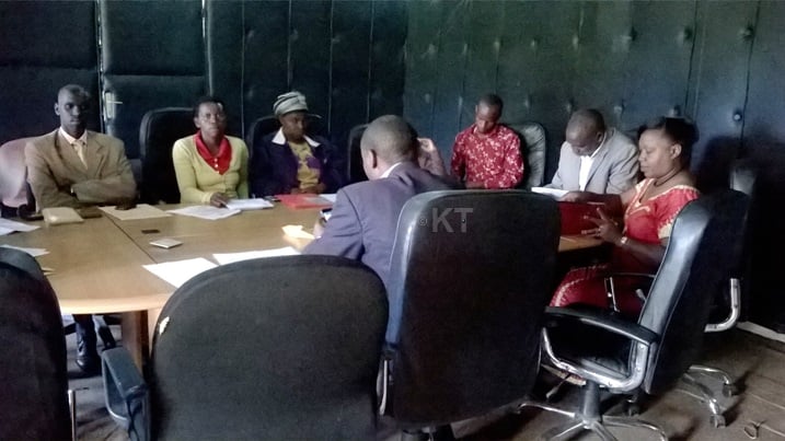 Abayobozi b'akarere abimirenge na za SACCO basinye amazeserano y'uko bakurikirana amafaranga yahawe abacururizaga mu kajagari.