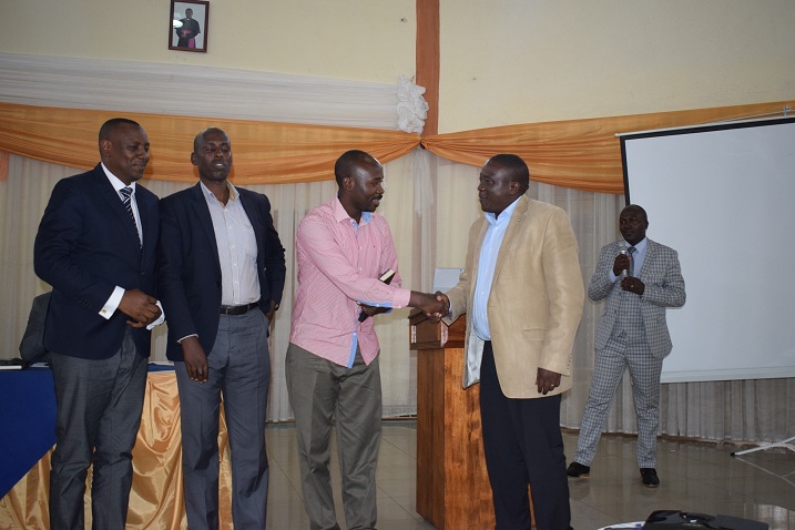 Abayobozi b'ibigo byakoze neza na bo bashimwe