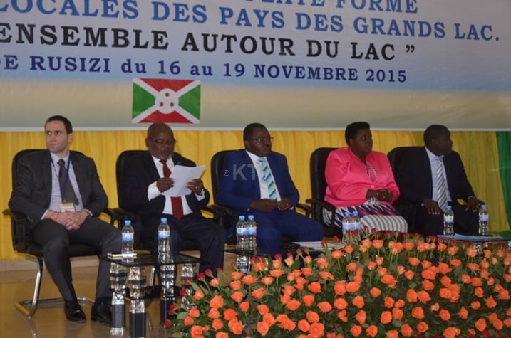 Abayobozi b'imijyi n'abayobozi b'intara.