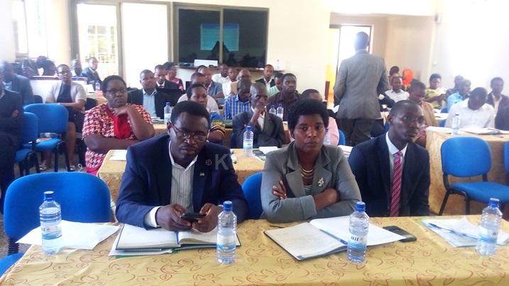 Abayobozi b'uturere tugize Intara y'Amajyaruguru basobanura ko nubwo hari ibyemezo bifata bitabanje gutekerezwaho ariko hari n'abakozi baba atari beza.