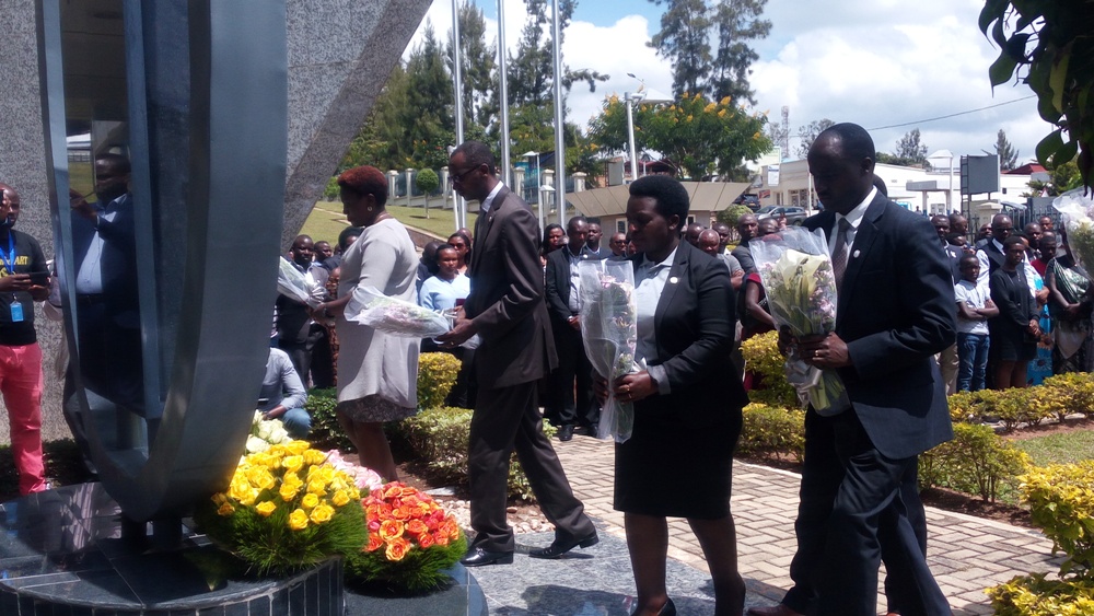 Abayobozi b'uturere two mu Ntara y'amajyepfo bunamiye abari abakozi ba Perefegitura ya Butare, Gikongoro na Gitarama bazize Jenoside yakorewe Abatutsi