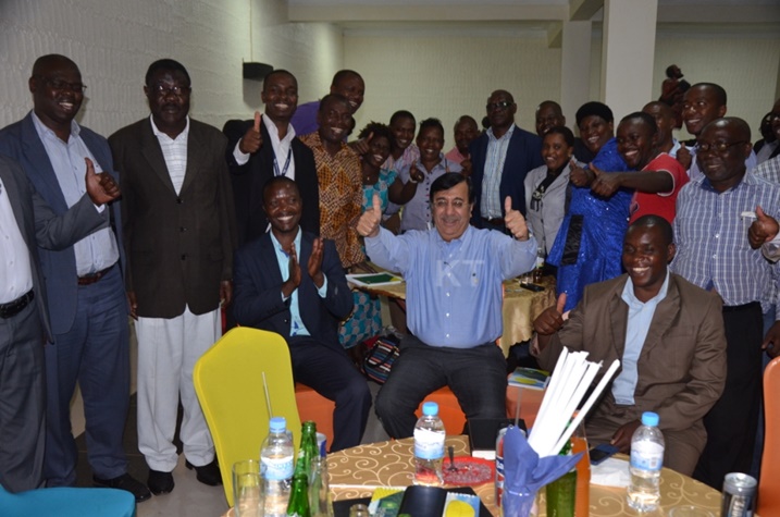 Abayobozi ba Banki y'abaturage bishimana n'abakiriya.