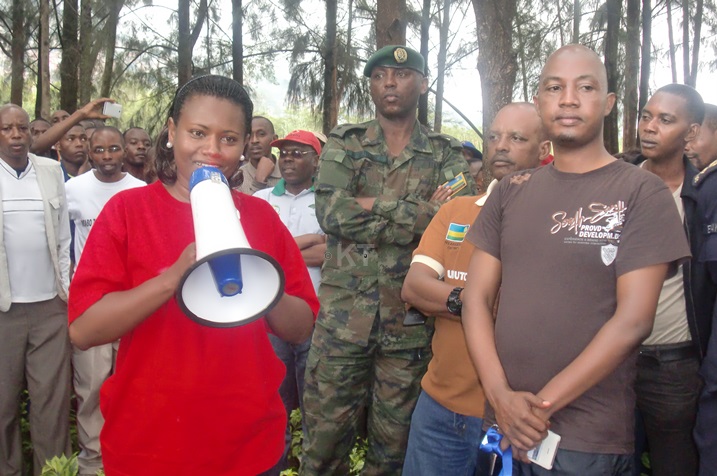 Abayobozi baganiriza abaturage, uhereye ibumoso, Mayor Kayisime, Lt Col. Mutembe Frank, Lt Col. Rurangwa Augustin n'umuyobozi w'Umurenge wa Muhima.