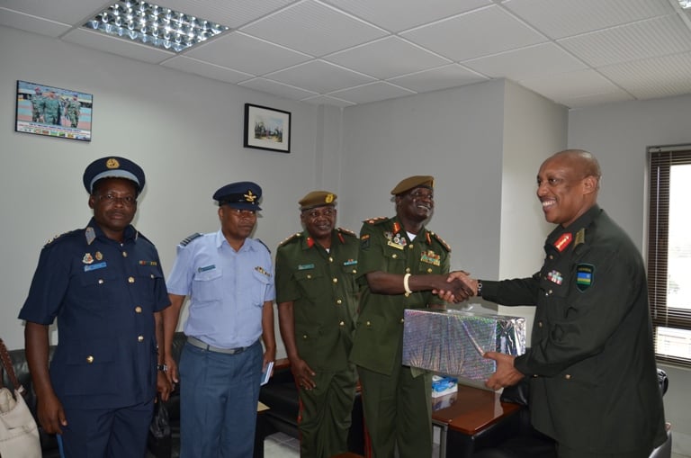 Bakiriwe n'Umugaba mukuru w'ingabo z'u Rwanda Gen Nyamvumba Patrick bahana impano