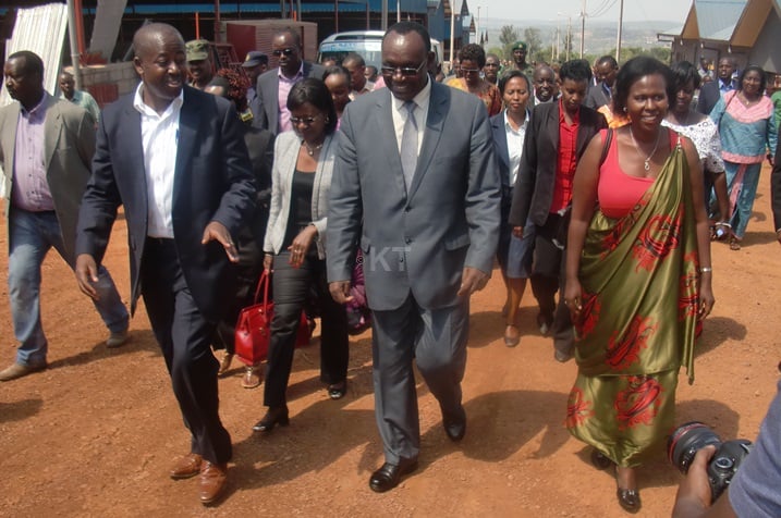 Abayobozi banyuranye batambagira ahubatse agakiriro ka Gahanga.