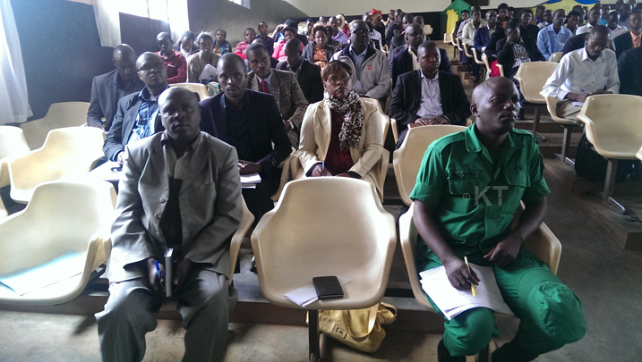 Abayobozi bari bitabiriye inama bumva ibyo ibinengwa n'abadepite