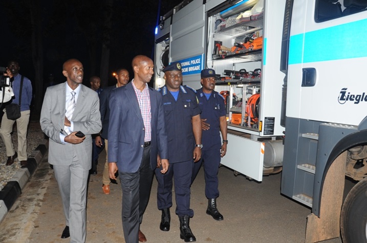 Abayobozi bari kureba izi modoka.