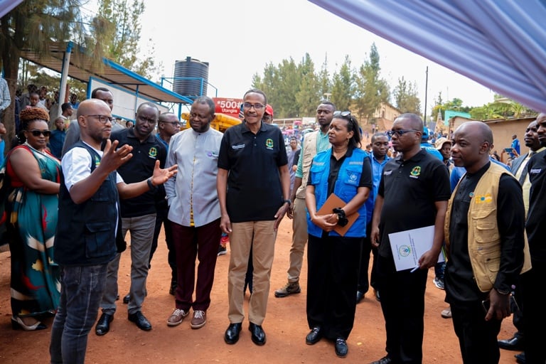 Abayobozi barimo Minisitiri muri MINEMA bifatanyije n'impunzi z'i Mugombwa mu kwizihiza umunsi mpuzamahanga w'Impunzi