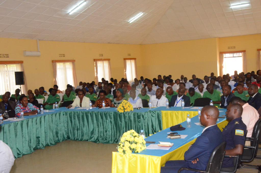 Abayobozi basabwe gukora uko bashoboye bagakura abaturage mu bukene