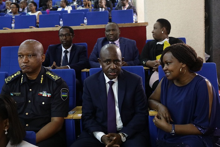 Dr. Eugene Mutimura (hagati) wahoze ari Minisitiri w'Uburezi na we yari ahari