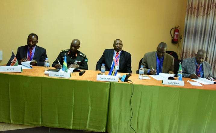Abayobozi bashyira umukono kuri raporo isoza imkino ya gisirikare ya EAC yabereye mu Rwanda.