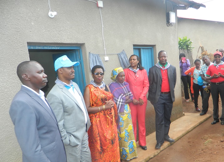 Abayobozi basura umwe mu bahawe amashanyarazi.