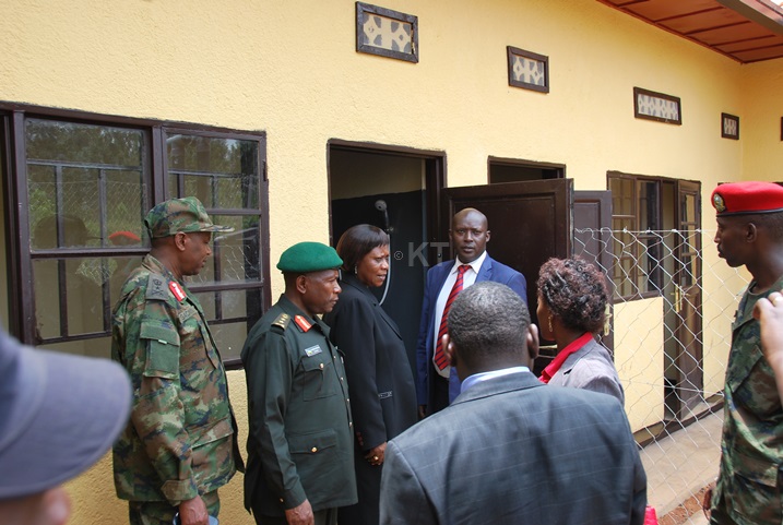 Abayobozi basuye inzu zatashywe.