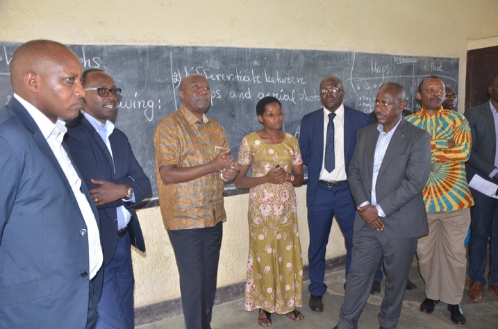 Abayobozi batandukanye baribaza icyakorwa ngo ubucucike bugabanuke mu mashuri