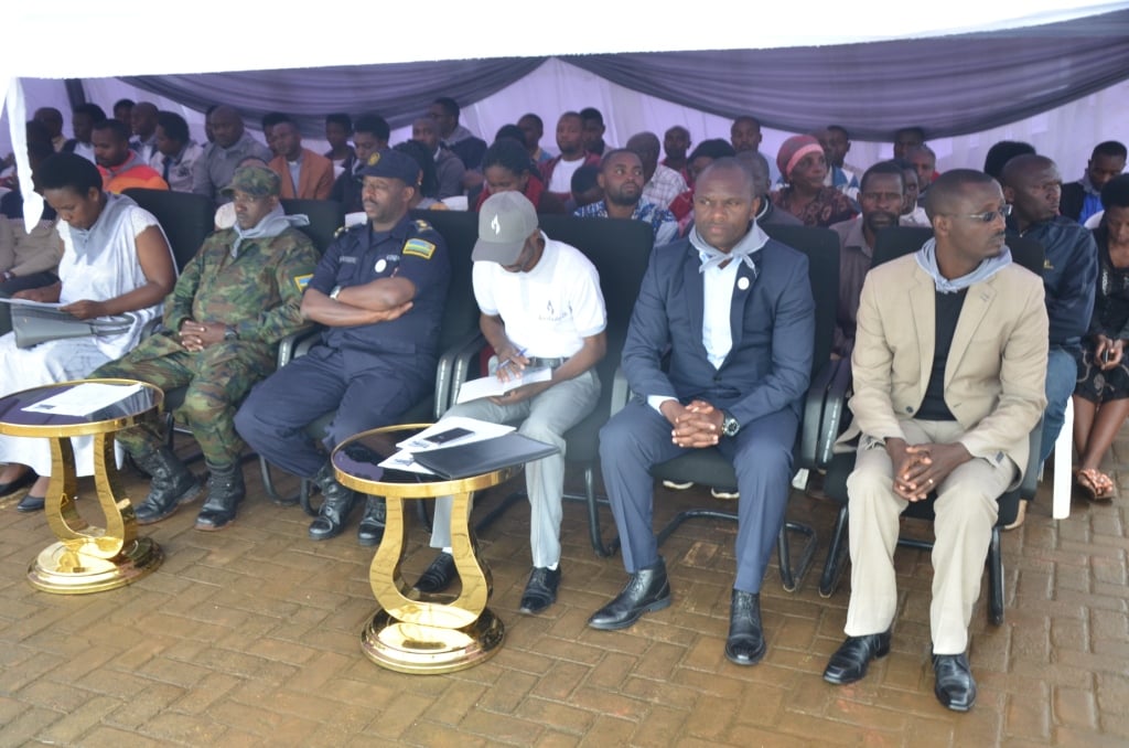 Abayobozi batandukanye bitabiriye umuhango wo kwibuka abahoze ari abakozi b'ibigo nderabuzima n'ibitaro bya Bushenge