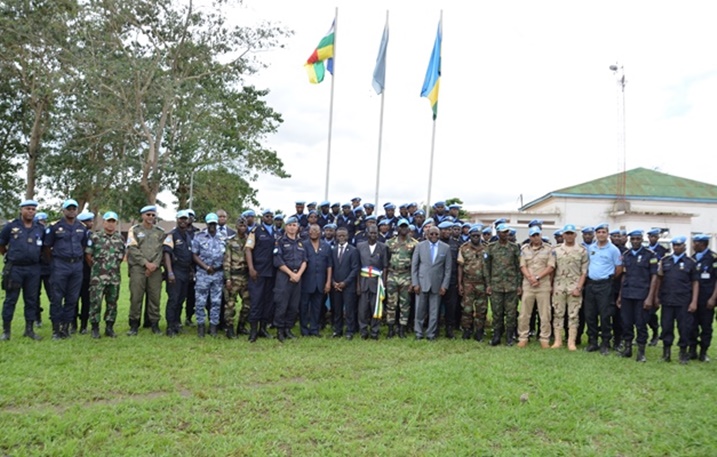 Abayobozi batandukanye bo mu butumwa bwa MINUSCA hamwe n'abapolisi b'u Rwanda.