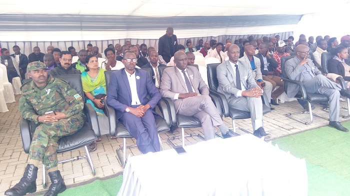 Abayobozi batandukanye n'abaturage bibutse abahoze ari abakozi b'uruganda rw'icyayi rwa Gisakura