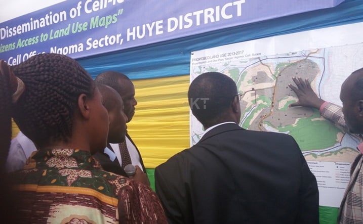 Abayobozi bitegereza ikarita y'akagari ka Butare ko mu Murenge wa Ngoma ari na ho hatangirije ikwirakwizwa ry'amakarita y'utugari agaragaza uko ubutaka bugomba kwifashishwa.