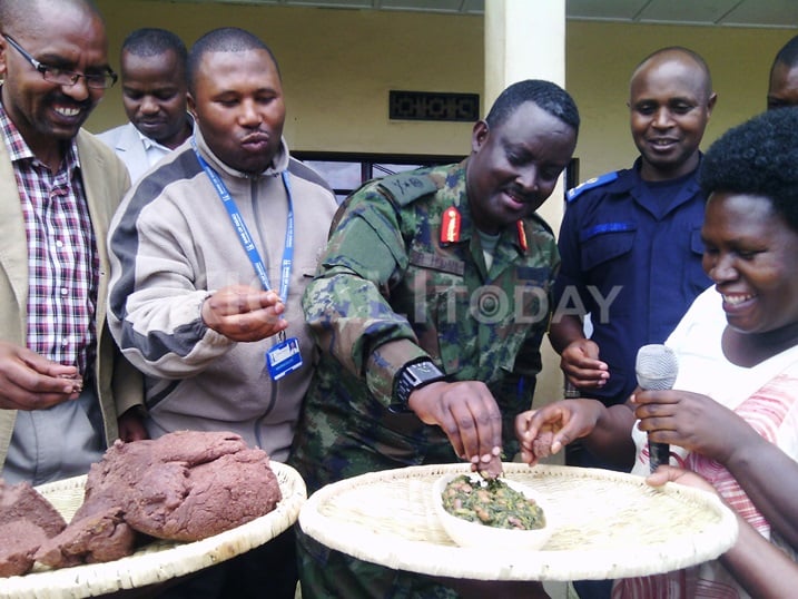 Abayobozi bo mu nzego zitandukanye basangira ku mutsima n'imboga umuhango warangaga kuganura.