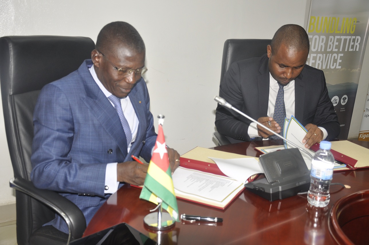 Abayobozi bombi basinya amasezerano afungurira u Rwanda ibibuga by'indege byose bya Togo