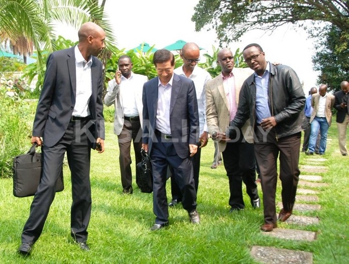Abayobozi mu nzego za Leta n'abikorera bari bitabiriye inama kugira bihutishe iyi politiki.
