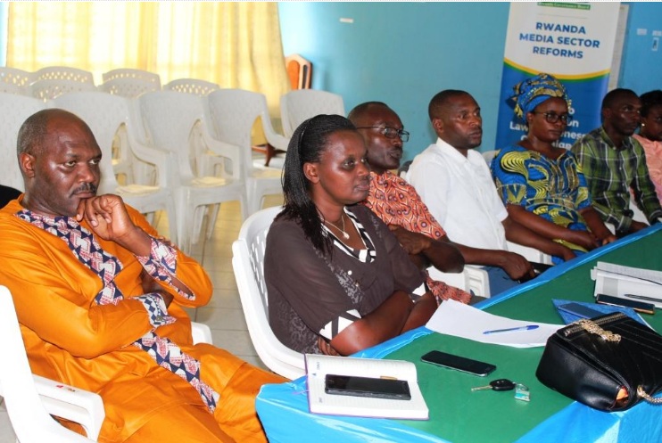 Mu biganiro byahuje abanyamakuru n'abayobozi b'inzego zibanze hagaragajwe ko hari abayobozi banga gutanga amakuru, abandi bagafata abanyamakuru nk'ababarwanya