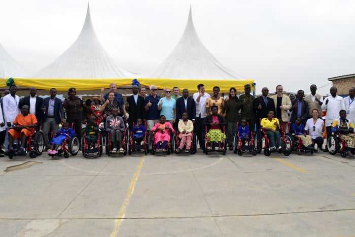 Abayobozi n'abahawe amagare bafashe ifoto y'urwibutso