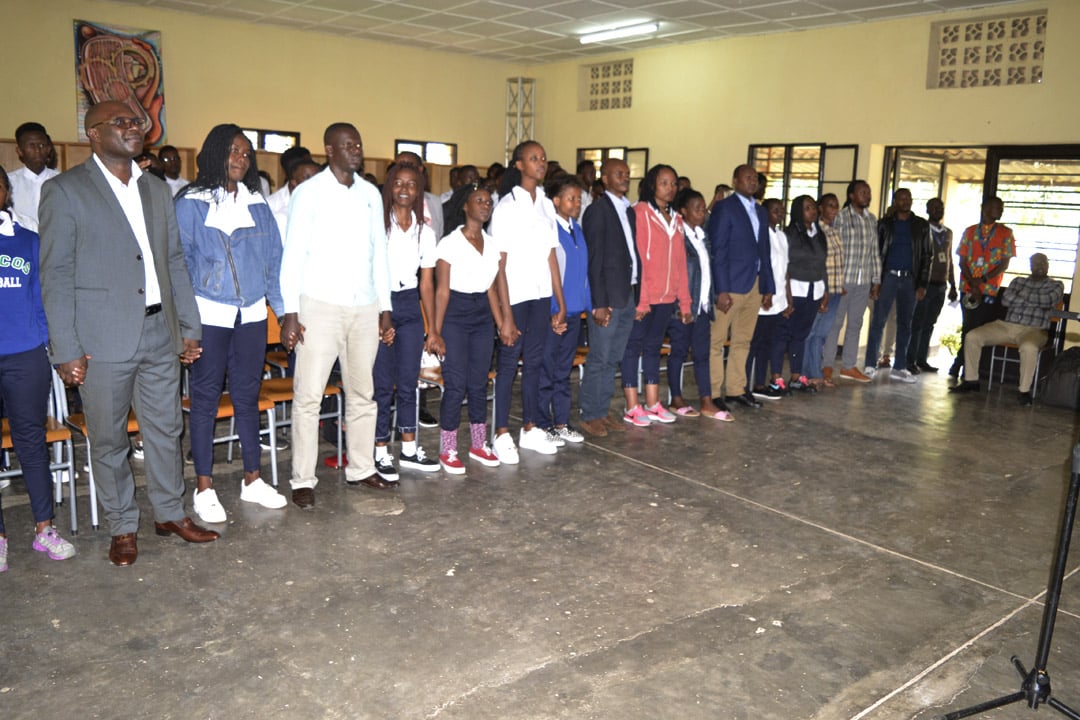 Abayobozi n'abanyeshuri bafashe umwanya wo kuririmbana indirimbo