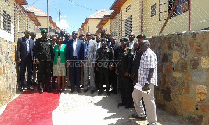 Abayobozi batandukanye bitabiriye gutaha aya mazu