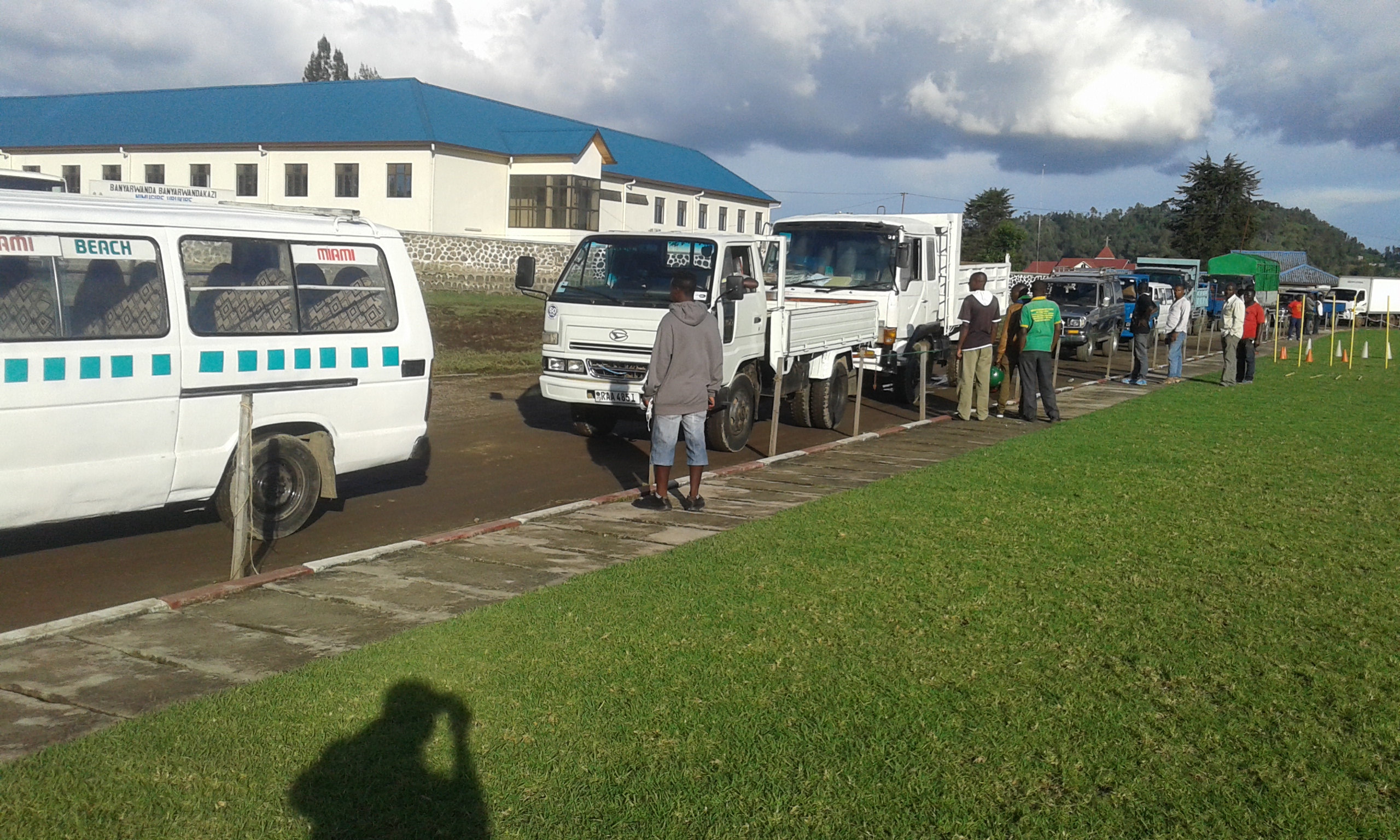 Abazana ibinyabiziga bashyirwa ku mirongo mbere yo guhabwa serivisi