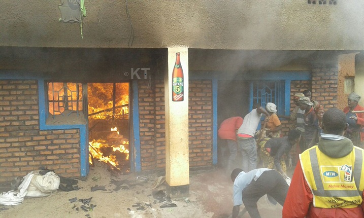 Abazimya barwanaga ku iduka ryegereye iryahiye kuko ryo umuriro wari mwinshi cyane.