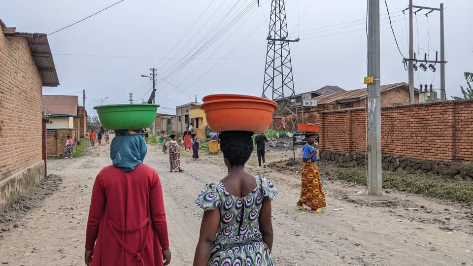 Abazunguzayi bagaragara mu bice bitandukanye by'umujyi wa Musanze batembereza ibicuruzwa baba bikoreye ku mutwe