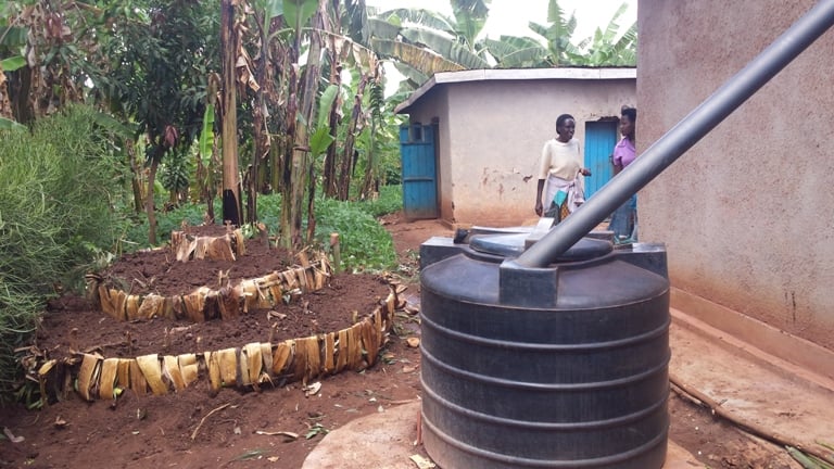 Bamwe bafite amazi yo kuvomera uturima twabo no mu bihe by'izuba