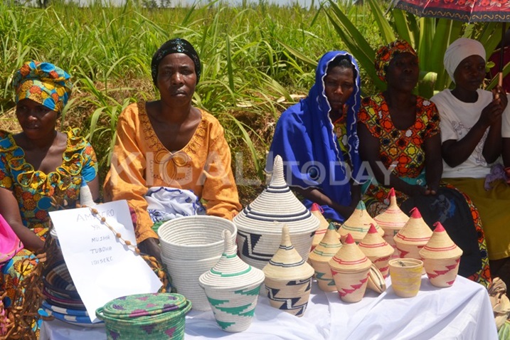 Abibumbiye mu matsinda yo kuboha 