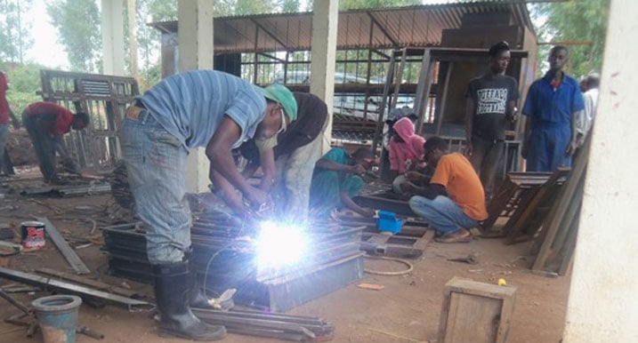 Bamwe bayobotse umwuga wo gusudira. 
