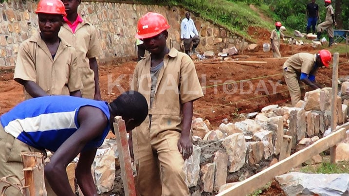 Abiga ubwubatsi bafashwa gushyira mu ngiro ibyo biga.