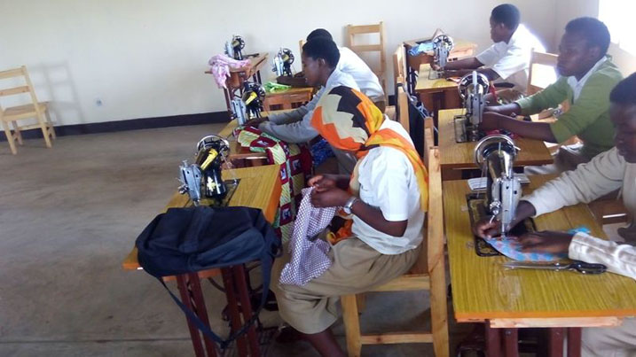 Bafite igitekerezo cyo kwigurira imashini zidoda bagatangira kwikorera