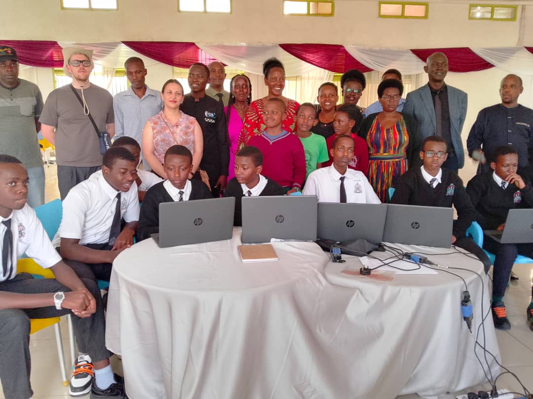 Abiga muri Wisdom School bigishwa n'ibyerekeranye n'ikoranabuhanga