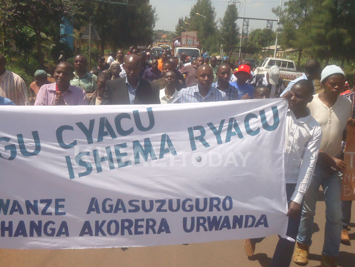 Abikorera bakoze urugendo rwo kwamagana itabwa muri yombi rya Lt Gen Karenzi Karake.