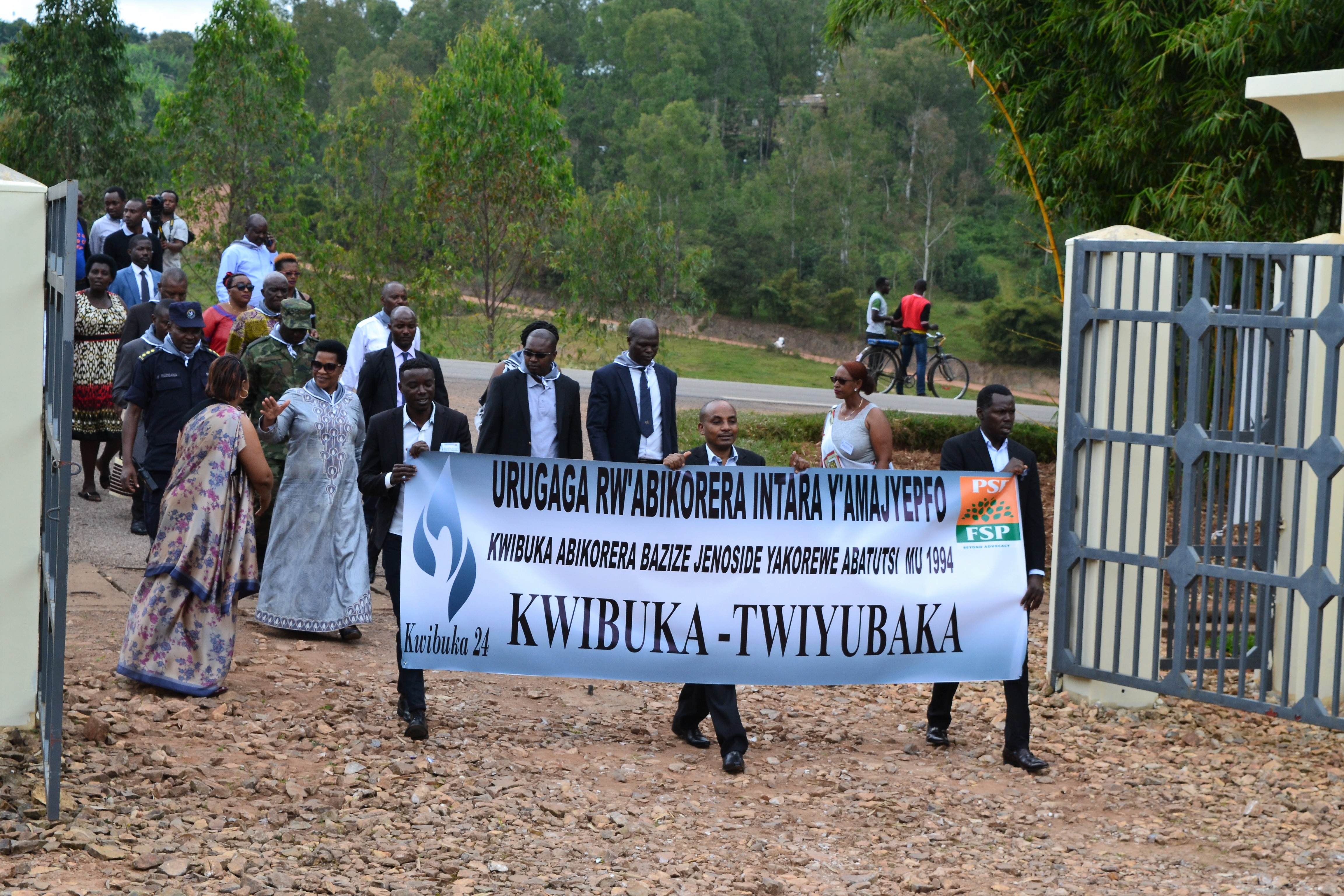  Abikorera bo mu Ntara y'Amajyepfo bakoze urugendo rwo kwibuka abari abacuruzi bazize Jenoside yakorewe Abatutsi