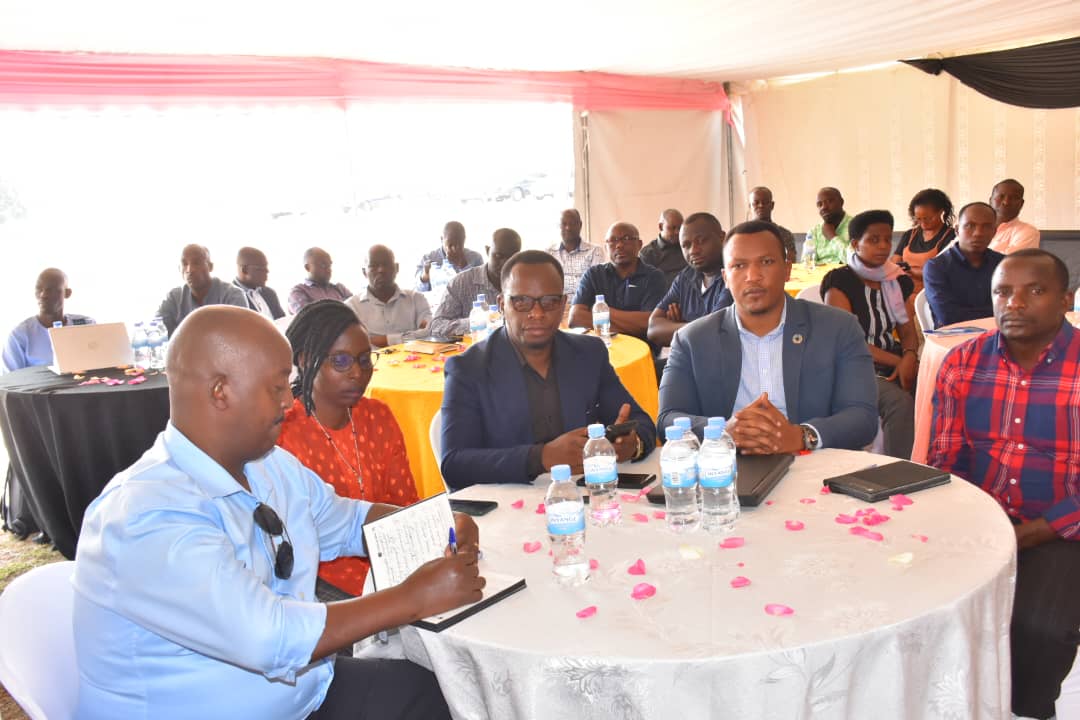 Abikorera n'abafite ibigo n'inzu z'ubucuruzi mu Mujyi wa Ruhango bakurikiye inama mu mwihererero