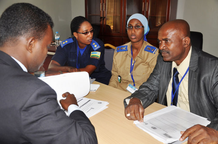 Abitabiriye iyi workshop baganira mu matsinda ibigomba kongerwa mu nyandiko ku burenganzira bw'umwana.