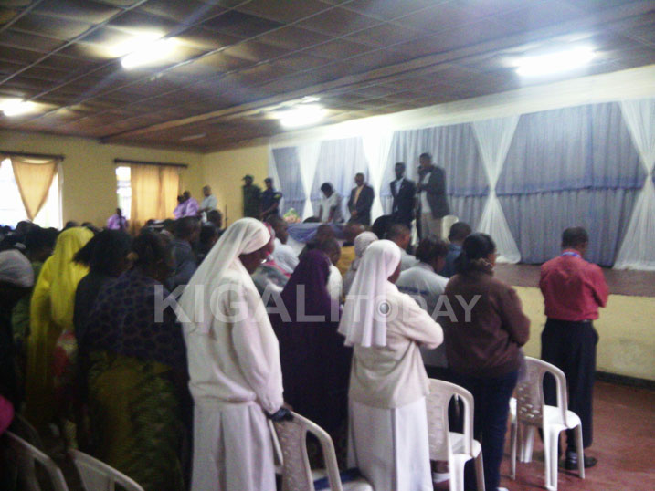 Abitabiriye kwibuka abiciwe muri Cour d'Appel bafata umunota wo kwibuka.