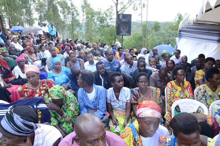 Abaturage bitabiriye umuhango wo kwibuka i Karama.